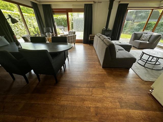 Dubbele Chalet Op Recreatiepark Topparken Op De Veluwe In Beekbergen Met Grote Vrije Tuin En Eigen Parkeerplaats Exterior foto